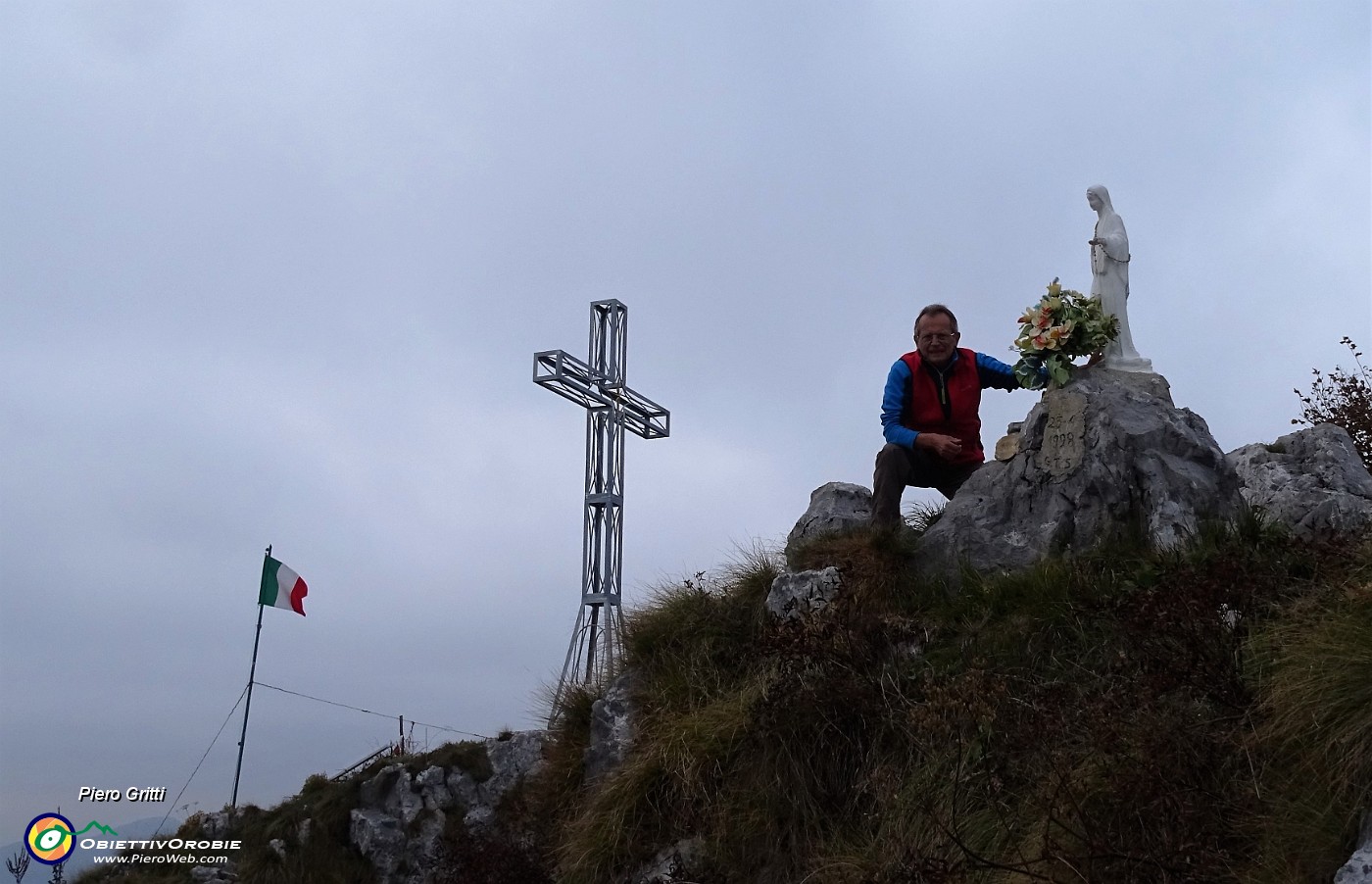 61 Alla bianca Madonnina con nuova croce di vetta in Cornagera.JPG